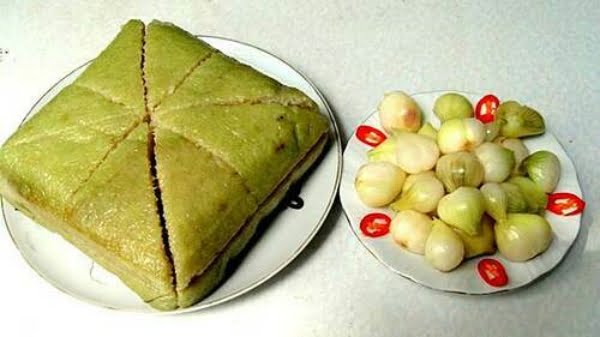 Dưa hành và bánh trưng là hai món ăn không thể thiếu vào dịp tết