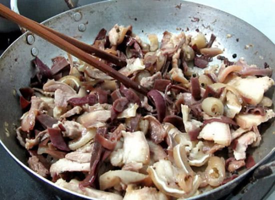 Xào nấm để làm giò thủ