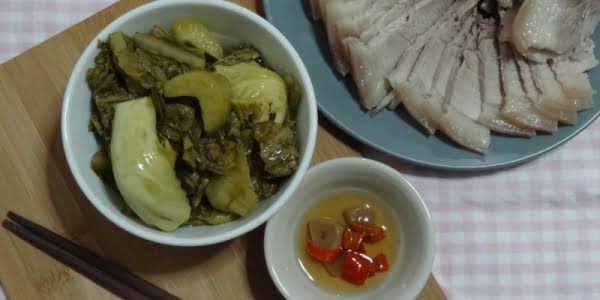 Ăn dưa muối với thịt luộc thơm ngon hết ý
