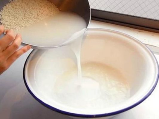 Nước vo gạo giúp se khít lỗ chân lông