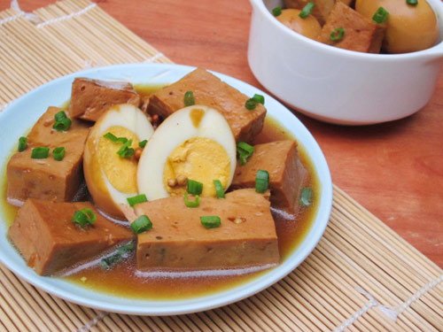 Giò lụa kho trứng cút bắt mắt