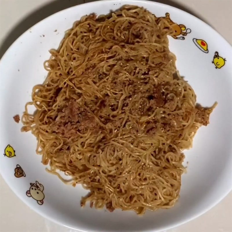Đĩa mỳ xào pate thơm ngậy đã hoàn thành