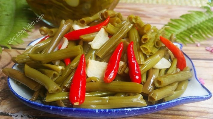 Dưa rau muống có màu sắc vàng ruộm, lại còn giòn ngon