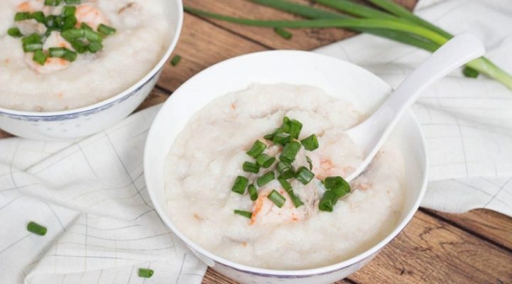 Bát cháo thơm ngon nấu từ gạo nếp cái hoa vàng