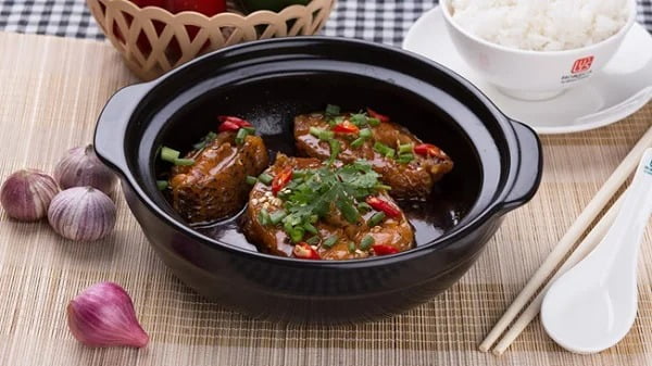 Hãy trang trí thêm chút hành, ngò để cá kho thêm bắt mắt nhé