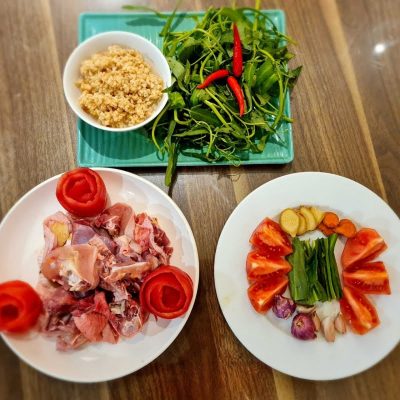 Nguyên liệu cho món lẩu gà cơm rượu