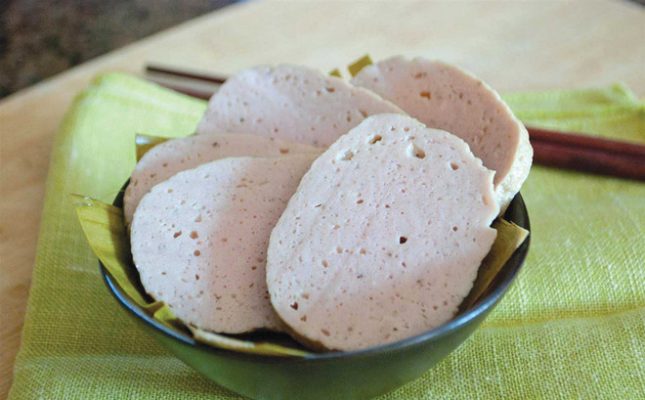 Quan sát thấy giò lụa có màu trắng phớt hồng, bề mặt cắt của miếng giò có nhiều lỗ thì đó là giò lụa ngon.
