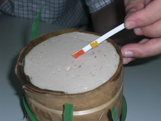 Sử dụng giấy nghệ để nhận biết giò lụa ngon