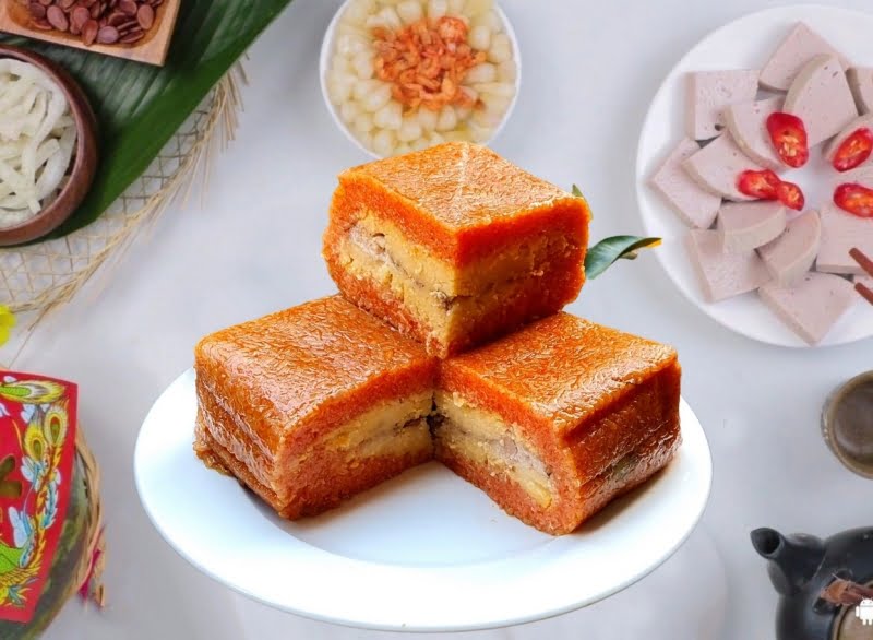 Bánh chưng gấc với màu đỏ của gấc mang ý nghĩa tài lộc, may mắn