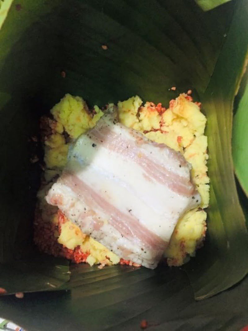 Bánh chưng gấc được gói khá công phu