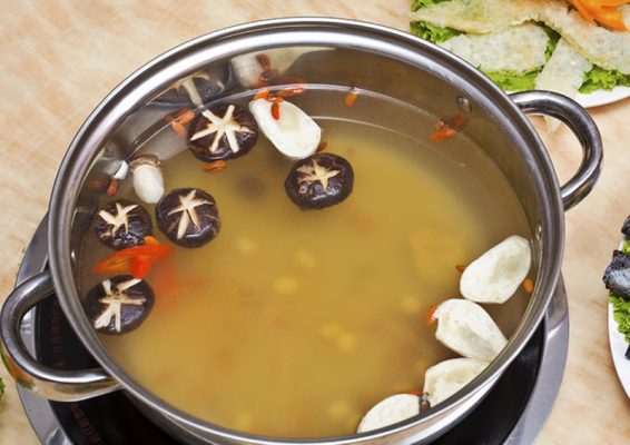 Nước dùng lẩu gà nấm siêu thơm ngon