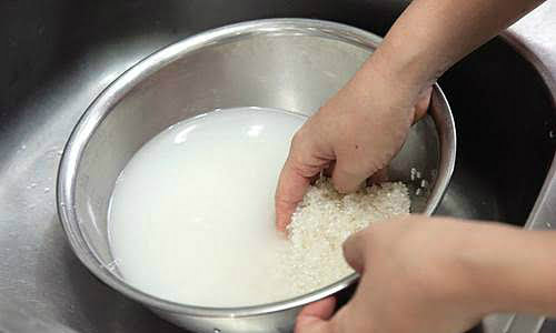 Vo gạo đúng cách cũng giúp cơm ngon hơn