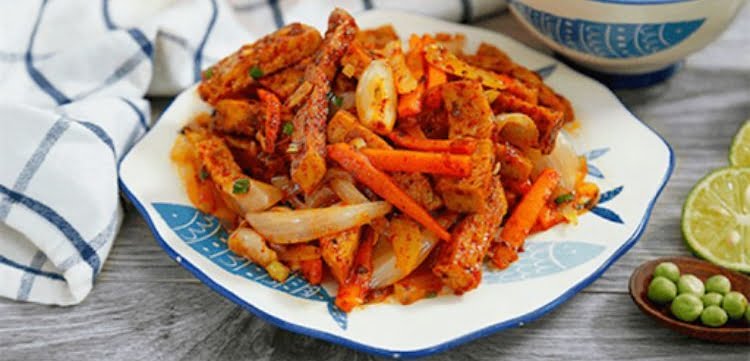 Giò lụa xào cay là đáp án cho câu hỏi giò lụa làm món gì ngon