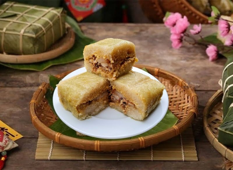 Bóc bánh và cắt thành miếng nhỏ để dễ rán nhé