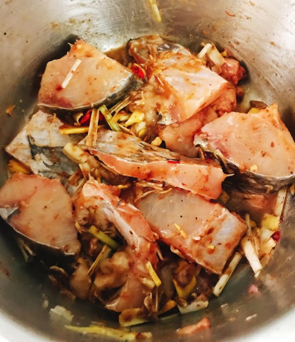 Cá làm sạch cắt khúc và ướp gia vị vừa miệng