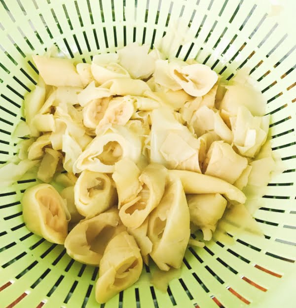 Măng cắt khúc, rửa sạch, cho vào nồi luộc sơ, vớt ra để ráo nước