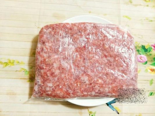Cho thịt xay vào ngăn đá tủ lạnh