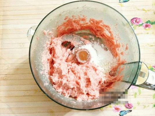 Xay thịt bằng máy xay sinh tố