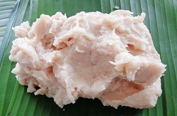 Để thịt xay nhuyễn vào lá chuối