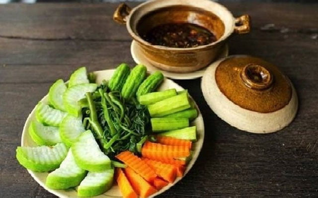 Giò lụa kho quẹt là một món ngon rất đưa cơm