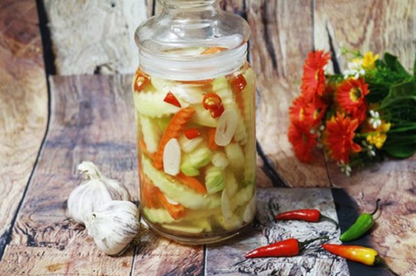 Hũ dưa muối su hào cà rốt hoàn thiện