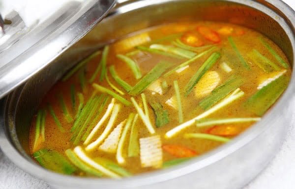 Nấu nước dùng lẩu gà chua cay