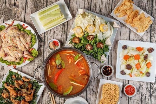 Nồi lẩu gà chua cay bắt mắt
