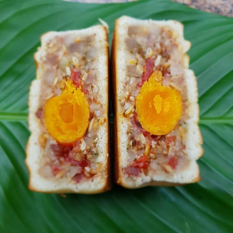 Bánh trung thu truyền thống trứng muối đang tạo cơn sốt ở TPHCM