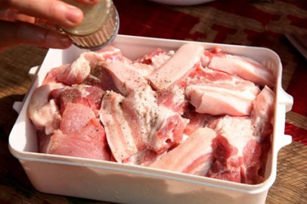 Thịt heo ngon để gói bánh chính là loại thịt 3 chỉ hoặc là thịt vai sấn.