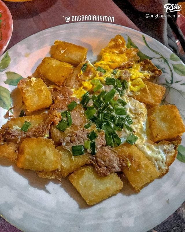 Món bột chiên pate trứng đã quá quen thuộc với hội mê ăn vặt ở Sài Gòn rồi