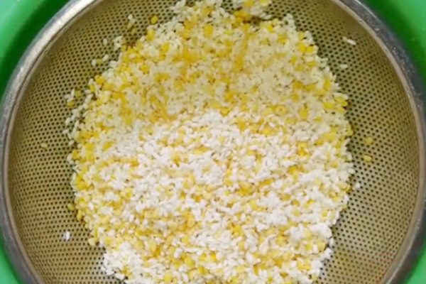 Ngâm gạo nếp và đậu xanh trước khi nấu
