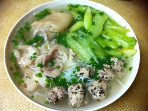 Bún mọc dọc mùng nóng hổi vừa thổi vừa xơi