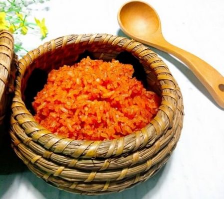 Xôi gấc là một món ngon được nấu từ gạo nếp cái hoa vàng