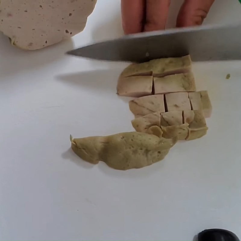 Cắt giò lụa thành từng miếng nhỏ