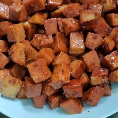 Miếng giò lụa kho nước tương rất bắt mắt