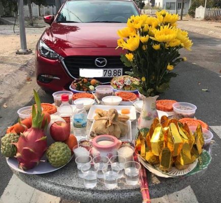 Gà cúng xe mới là một lễ vật không thể thiếu trong mâm cỗ cúng xe mới